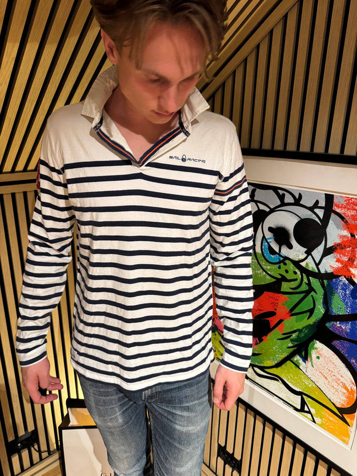 Sail Racing Rugbygenser – Hvit med marineblå striper