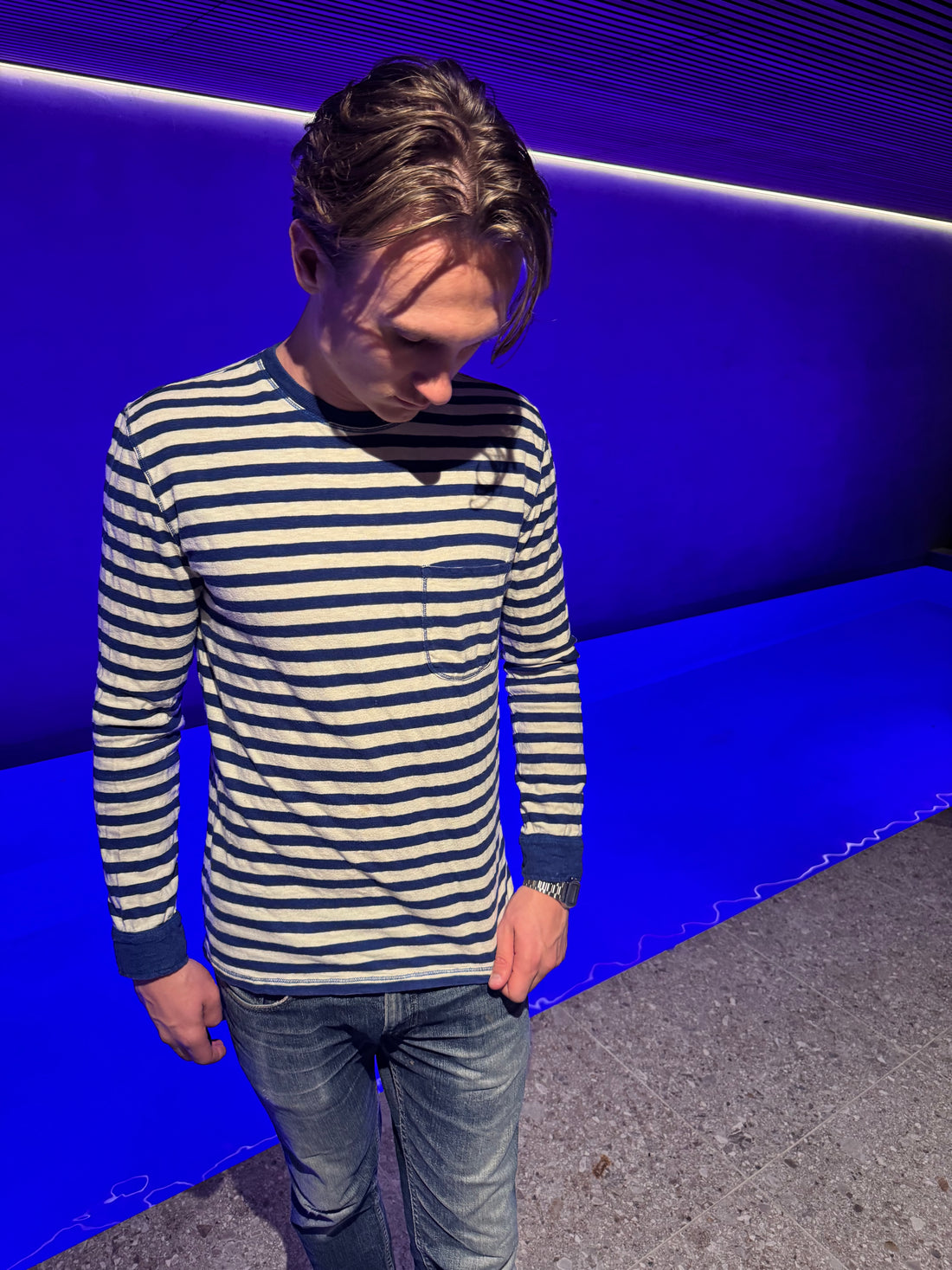 NN07 Langermet T-skjorte – Marineblå og offwhite striper med brystlomme