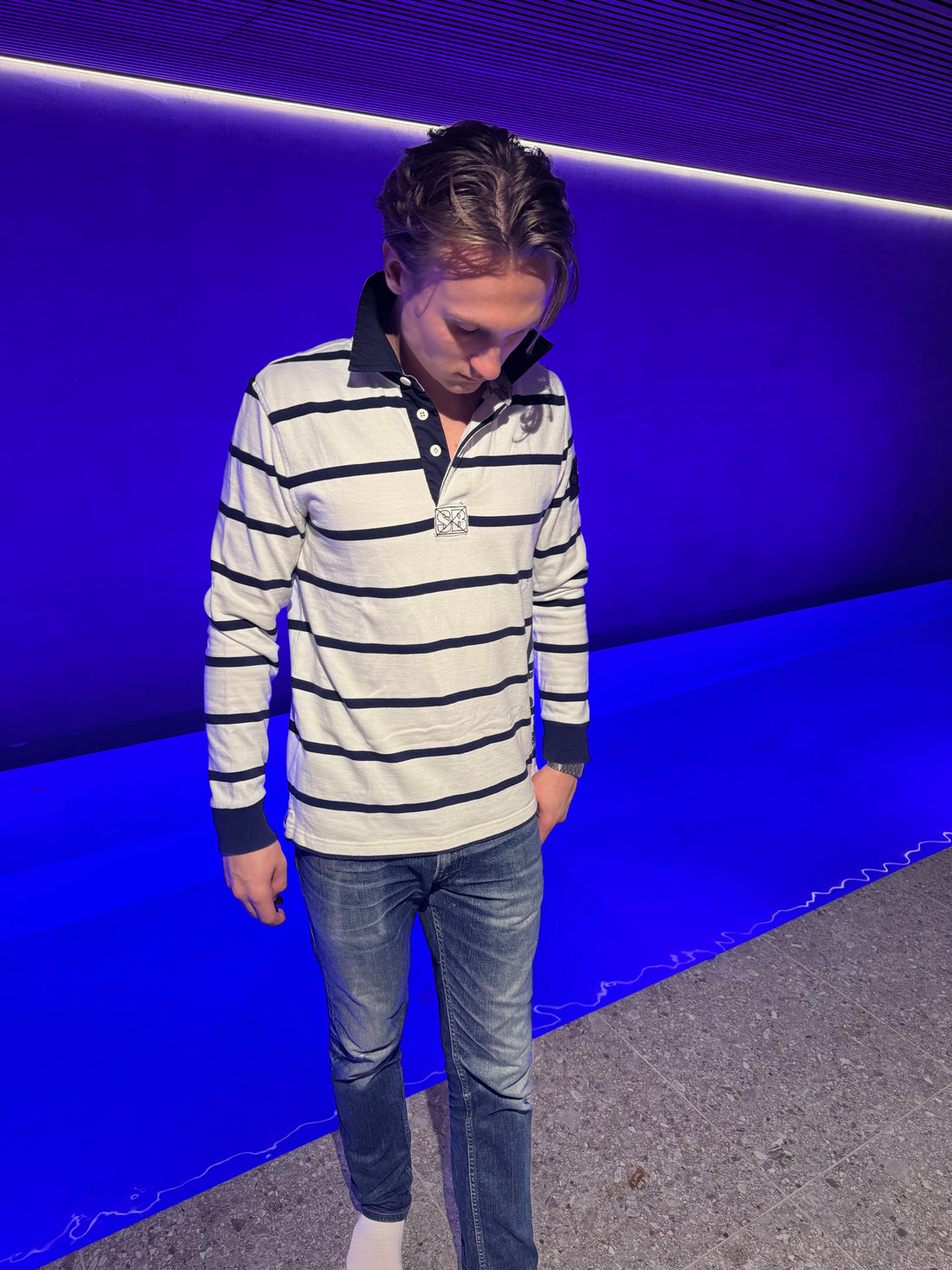 Sebago Rugbygenser – Hvit med marineblå striper og SB-emblem L