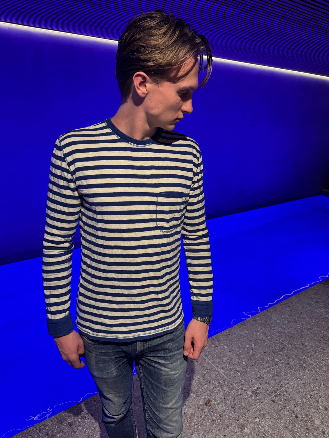 NN07 Langermet T-skjorte – Marineblå og offwhite striper med brystlomme