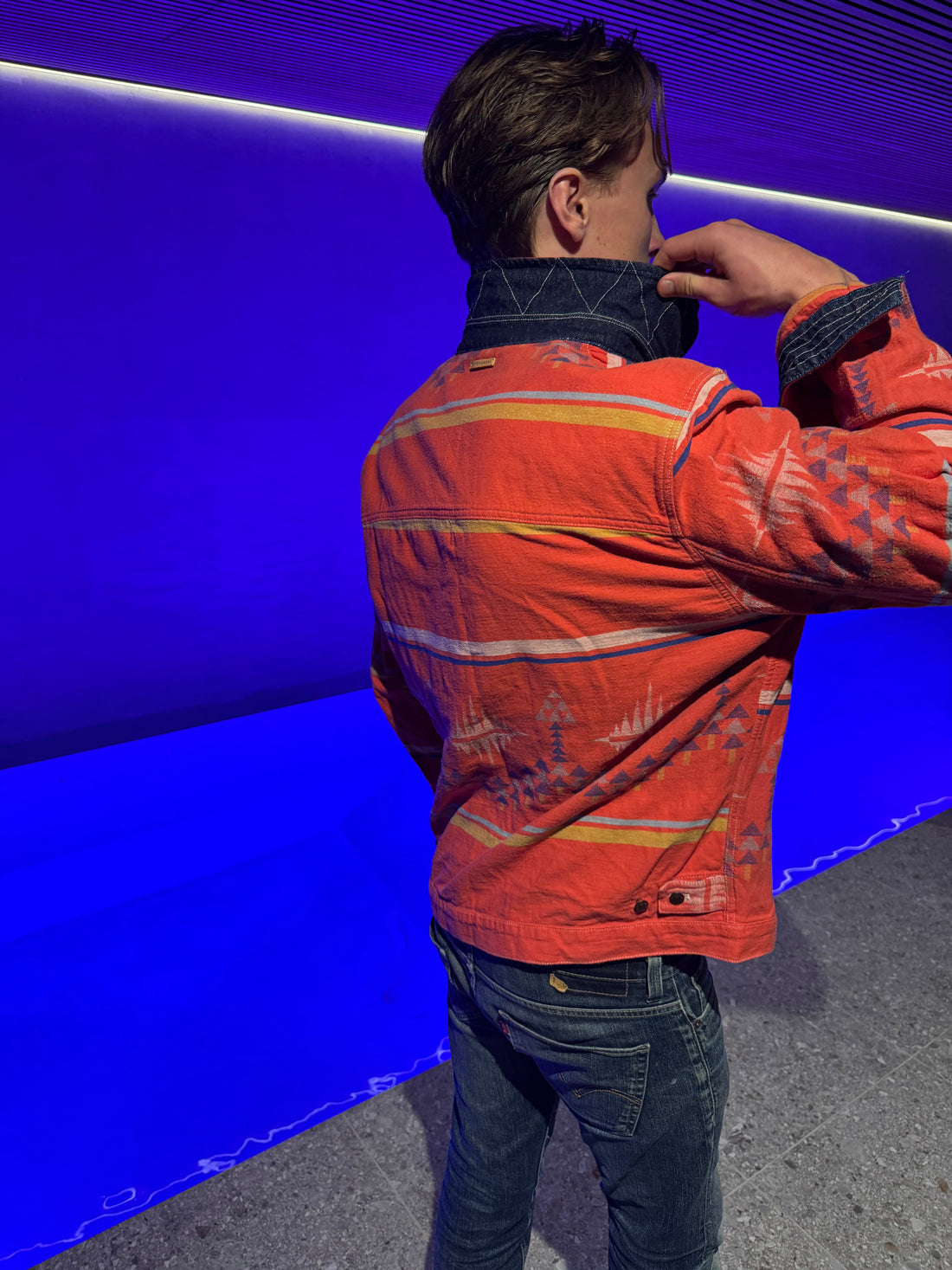 Scotch & Soda Jakke – Korallrød westernmønster med denimkrage L-XL
