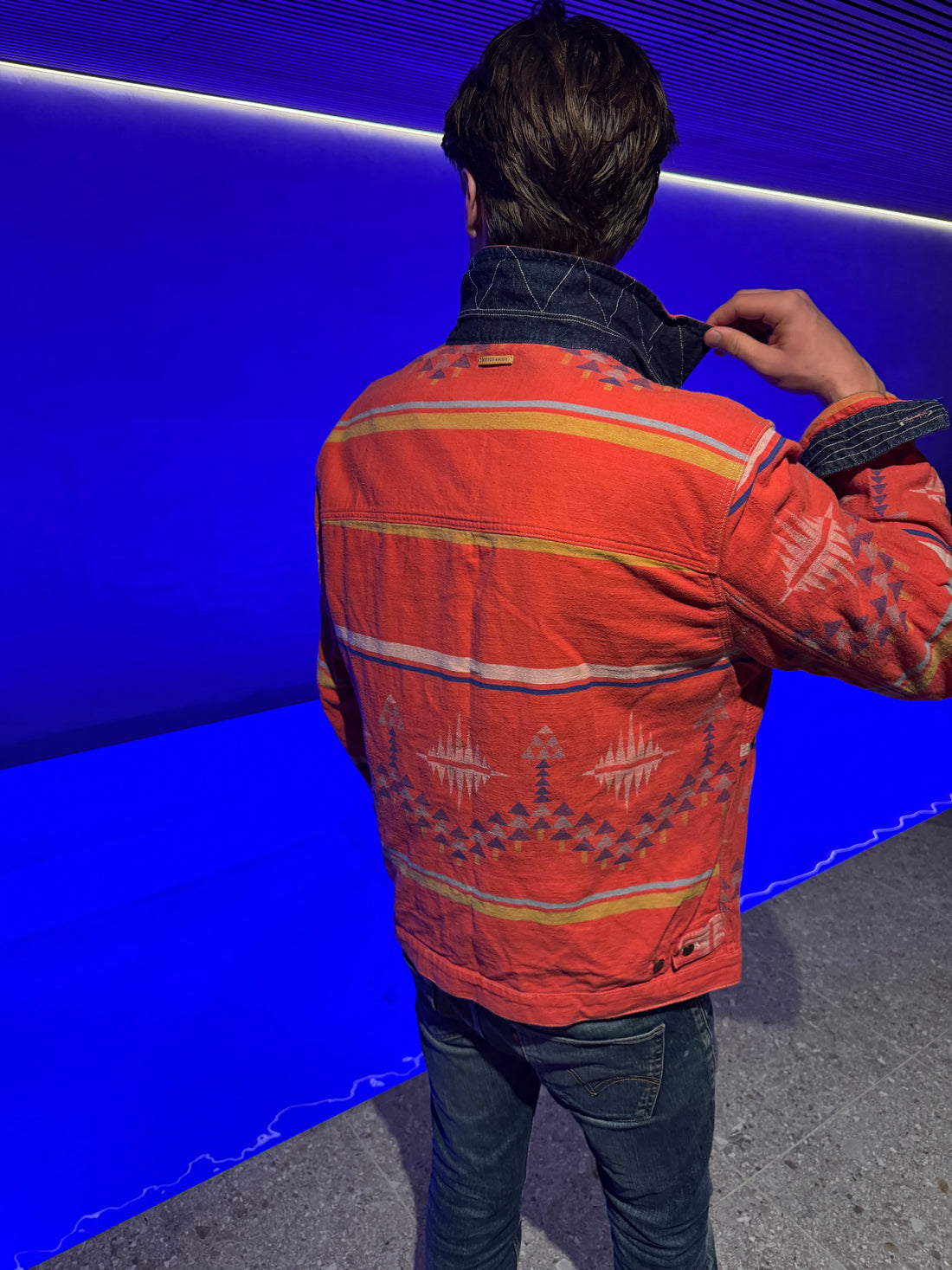 Scotch & Soda Jakke – Korallrød westernmønster med denimkrage L-XL