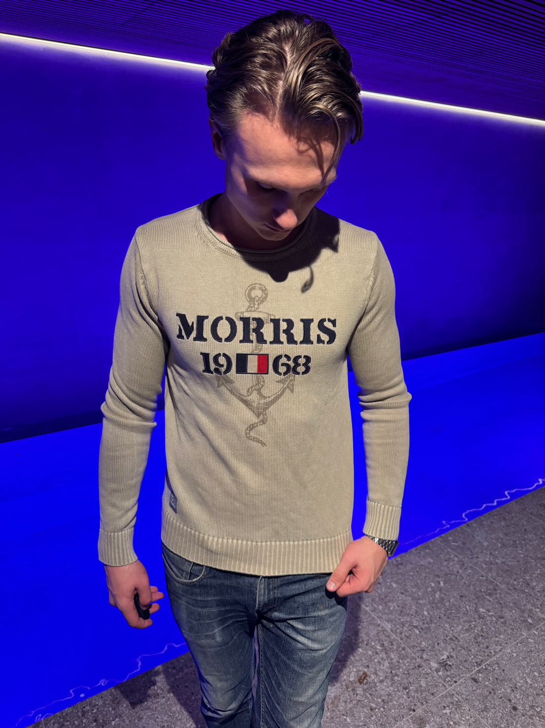 Morris Strikkegenser – Beige med «Morris 1968» og ankermotiv M