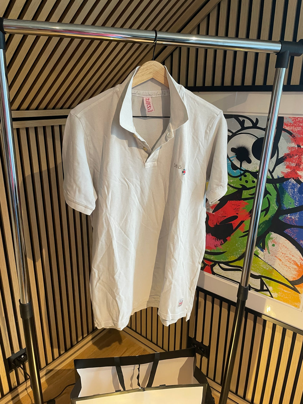 BOB – Beige Piqué med Unik Flybrodering L