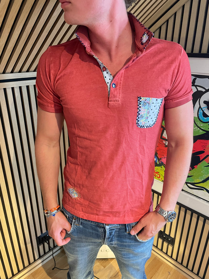 BOB – Korallrød / Rosa Designer-piqué med Unike Detaljer M