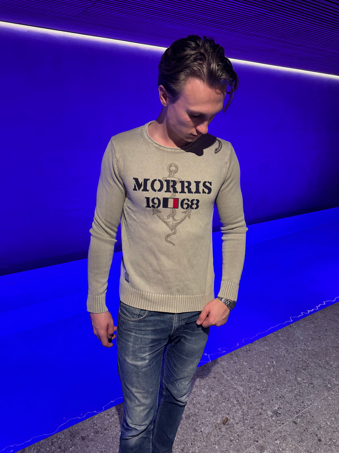 Morris Strikkegenser – Beige med «Morris 1968» og ankermotiv M