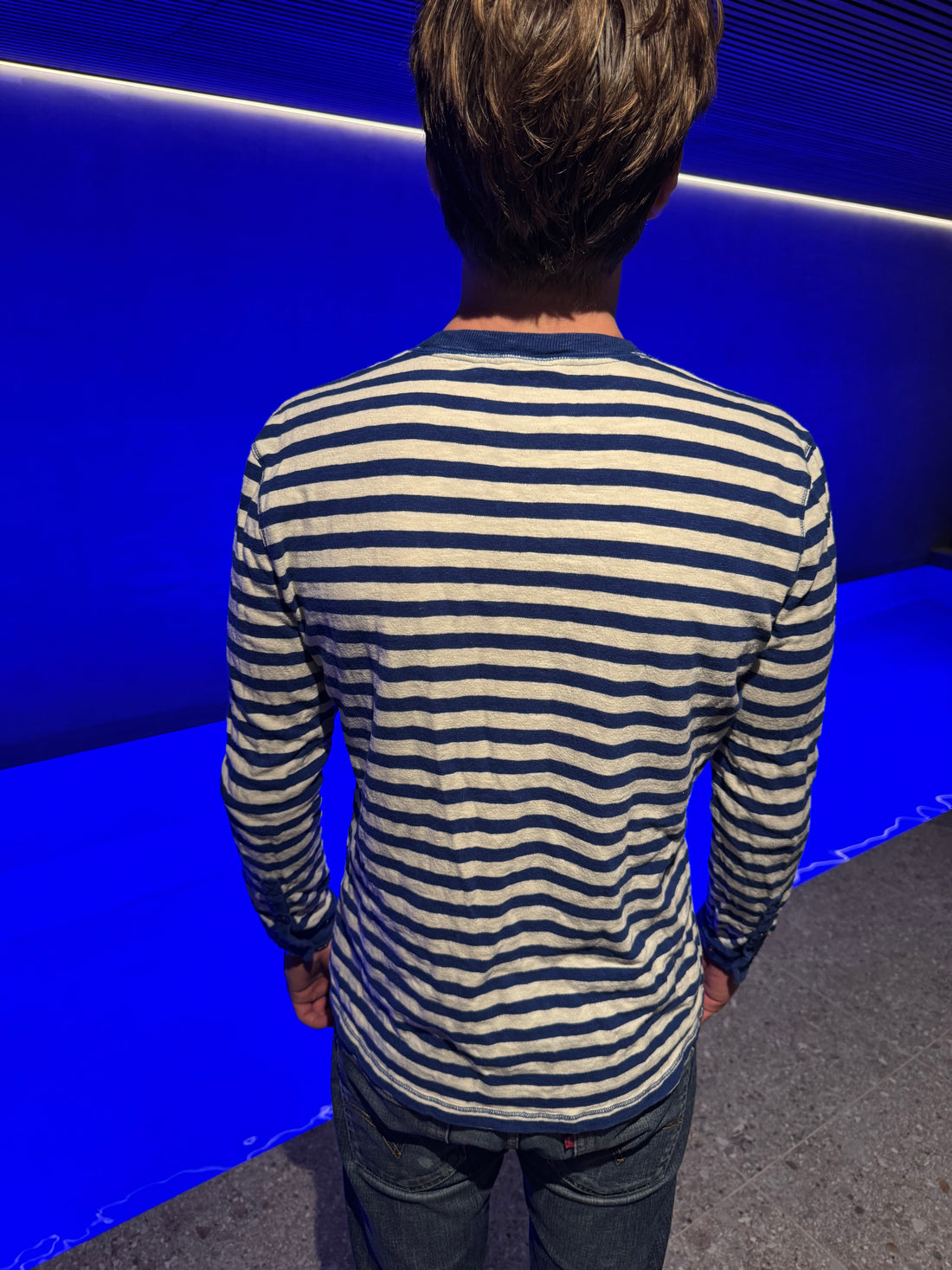 NN07 Langermet T-skjorte – Marineblå og offwhite striper med brystlomme