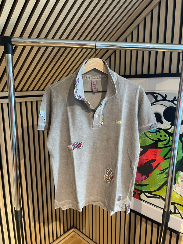 BOB – Lysegrå Designer-piqué med Patch-detaljer S