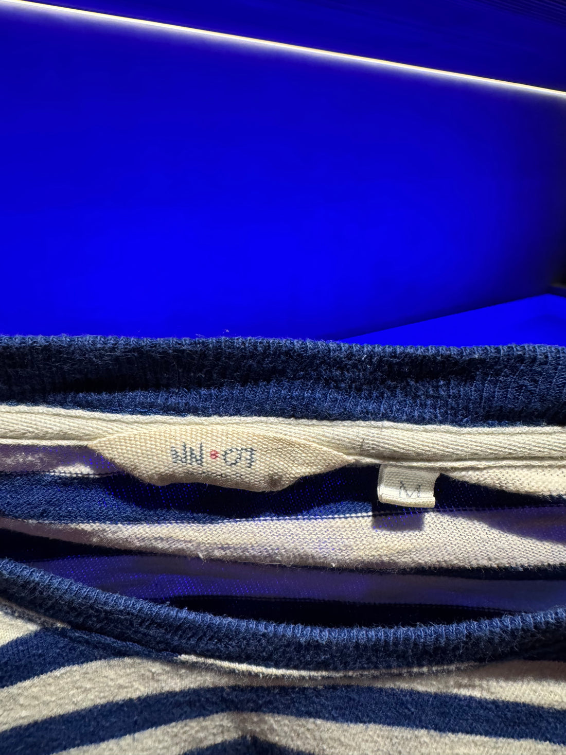 NN07 Langermet T-skjorte – Marineblå og offwhite striper med brystlomme