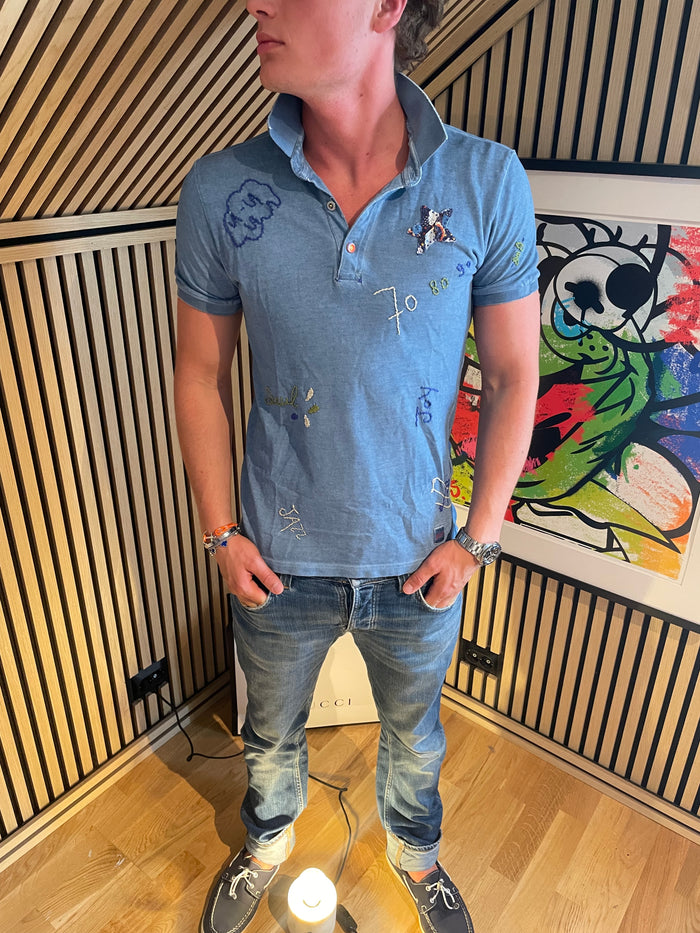BOB – Blå Designer-piqué med Unike Detaljer og Broderier S-M