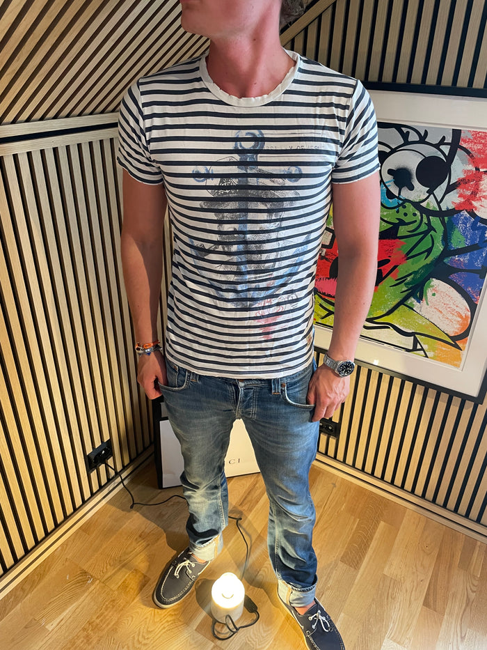 BOB – Stripete Designer-T-skjorte med Anker og Skipper-motiv